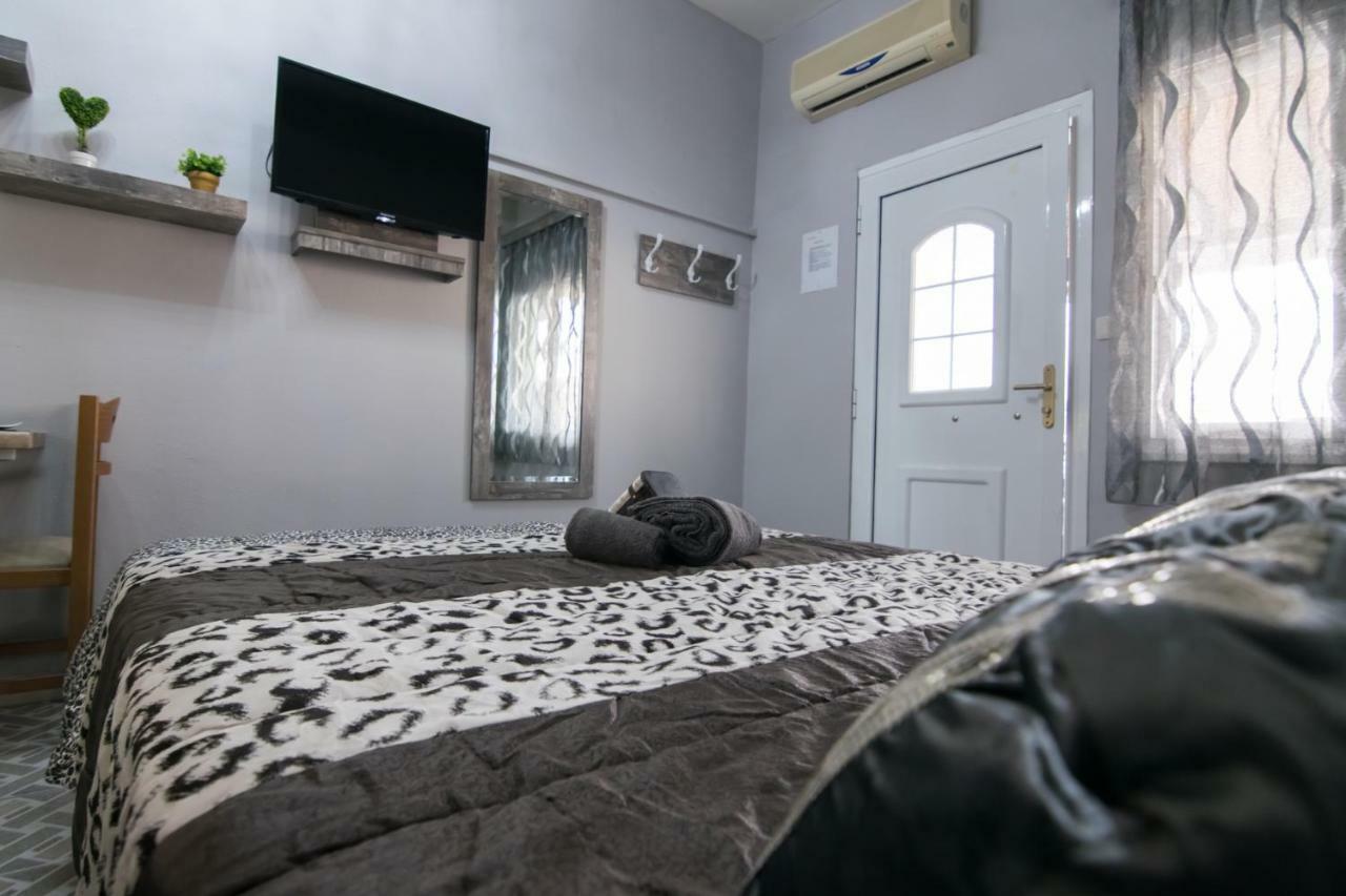 Avra Comfort Rooms Nea Poteidaia Buitenkant foto